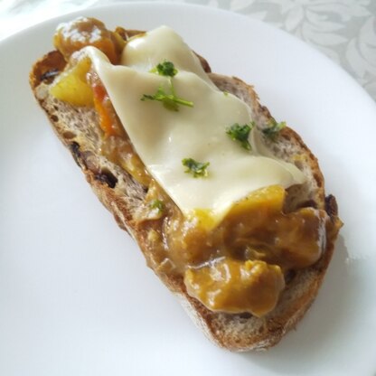 昨日カレーを沢山作ったので、本日頂きました♪
トーストにするとご飯とはまた違う美味しさで新鮮です(^-^)